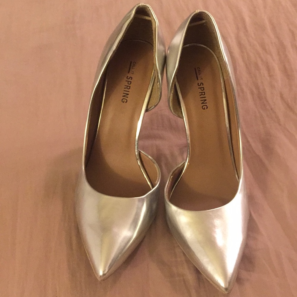 Metallic silver pointed toe pumps